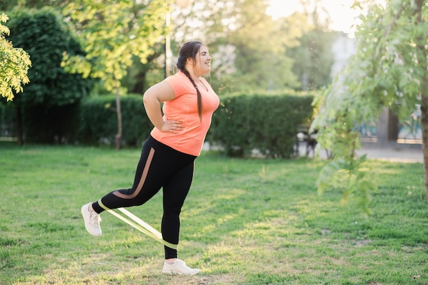 Parque de mulher com excesso de peso que queima gordura corporal positiva