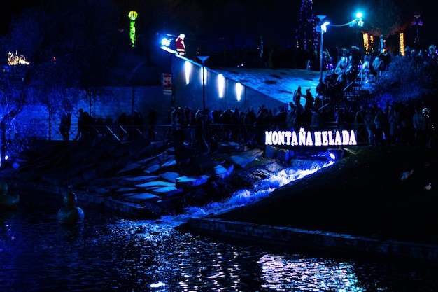 Parque de Natal em Torrejon de Ardoz Madrid Espanha montanha congelada em texto em espanhol Magicas Navidades Decorações de feiras de Natal