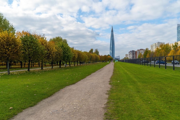 Parque de outono com o nome do aniversário de são petersburgo, com vista para o lakhta center saintpe ...