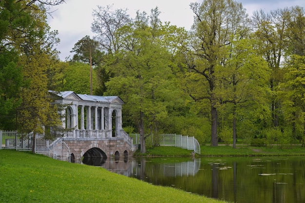 parque de outono com uma lagoa e uma grande ponte de tijolos