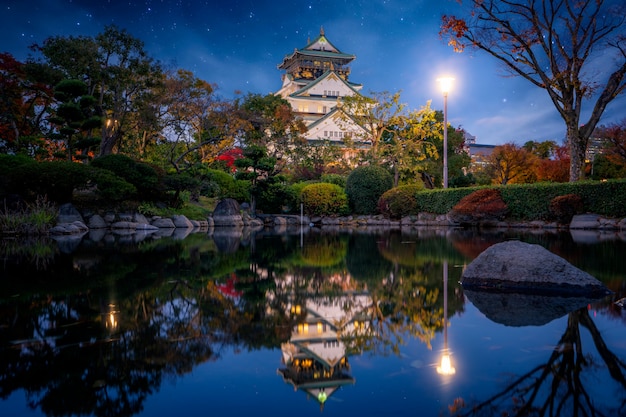 Parque de outono no castelo de Osaka durante a noite