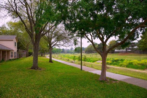 Parque de riacho com faixa e gramado verde