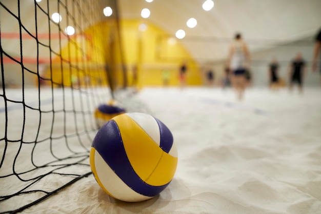 Parque de vôlei. Close-up da bola de vôlei deitada na areia. Voleibol deitado ainda na areia