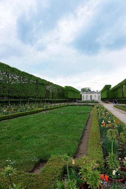 Parque do Palácio de Versalhes em Paris na França. Pessoas no fundo.