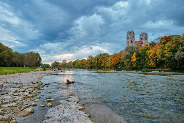 Parque do rio Isar e igreja de São Maximilian da ponte reichenbach munchen bavaria alemanha