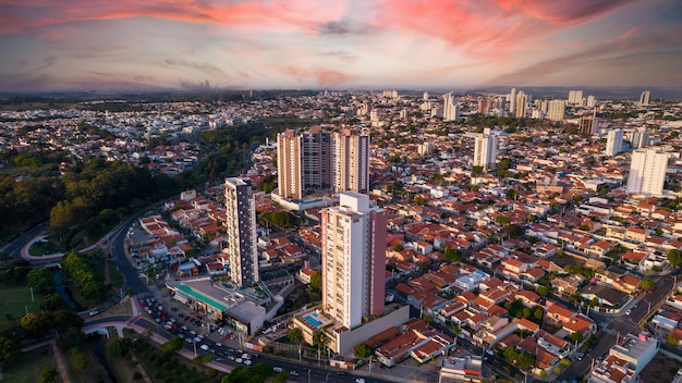 Parque Ecológico de Indaiatuba Belo parque no centro da cidade com árvores e casas Vista aérea