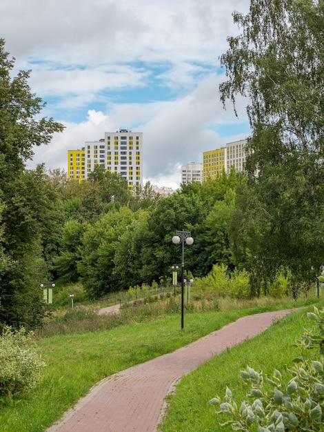 Parque ecológico verde no bairro da cidade no norte de Moscou Khimki