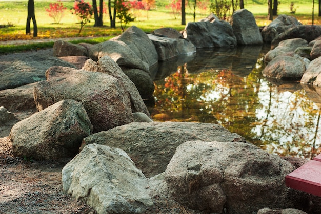 Parque em estilo japonês com ponte vermelha