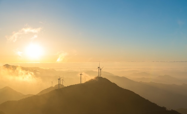 Parque eólico interior al amanecer en la cima de la montaña jiugong provincia de hubeiChina