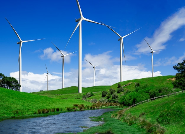 Parque eólico de turbina en el hermoso paisaje de la naturaleza.