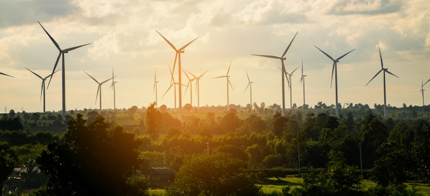 Parque eólico de turbina en ladera