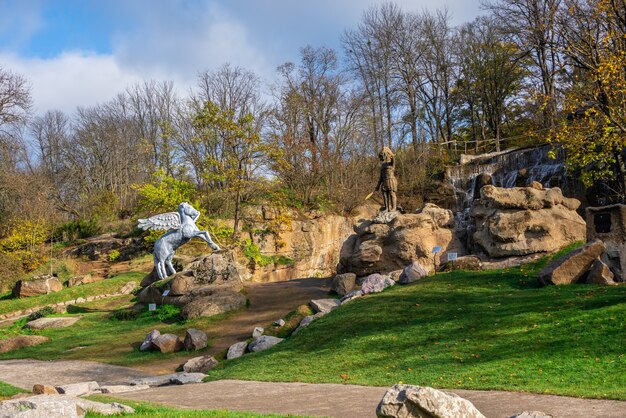 Parque de la escultura en el arboreto Sofievsky o en el parque Sofiyivsky