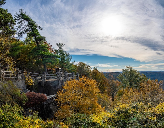 El parque estatal Coopers Rock tiene vistas al río Cheat en un estrecho desfiladero boscoso en el otoño El parque está cerca de Morgantown West Virginia
