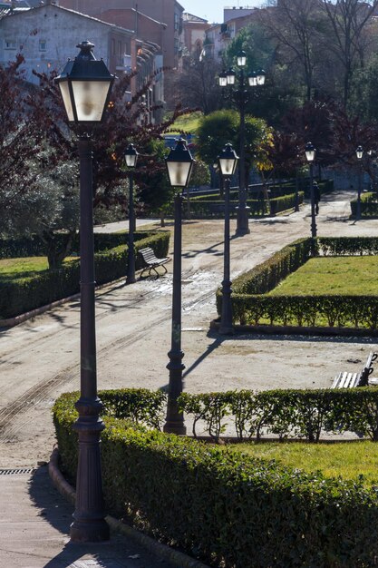 Parque con farolas clásicas en Guadalajara España