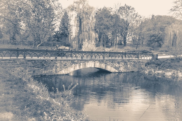 Parque fotográfico vintage com uma ponte antiga