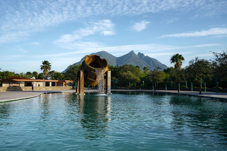 Parque Fundidora, Paseo Santa Lucía y Cerro de la Silla al fondo.