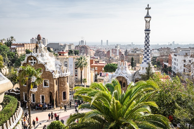 Parque Güell por el arquitecto Antoni Gaudí Diseñó casas, turistas