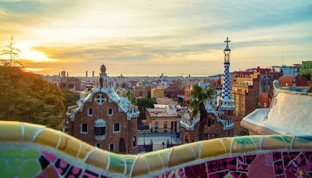 Parque guell barcelona ao nascer do sol. foco seletivo.