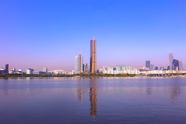 Parque Hangang de Seúl en Yeouido en el verano en Seúl, Corea del Sur