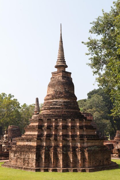 Parque histórico de Sukhothai Ruínas do templo budista no parque histórico de SukhothaiTailândia