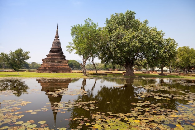 Parque histórico de Sukhothai Ruínas do templo budista no parque histórico de SukhothaiTailândia