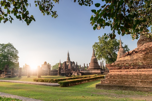 Foto parque histórico de sukhothai con salida del sol. ruinas del templo budista en el parque histórico de sukhothai, tailandia