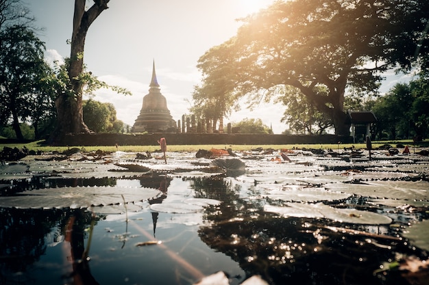 Parque histórico viejo del palacio Sukhothai en Tailandia, un sitio del patrimonio mundial de la UNESCO en Thailan