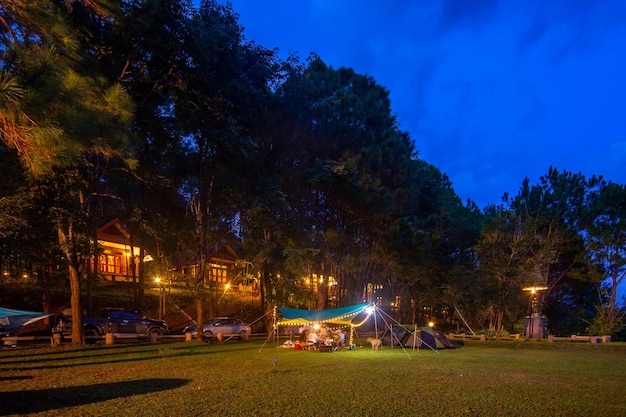 Foto parque iluminado por la noche