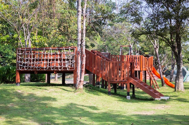 Parque infantil al aire libre con césped verde