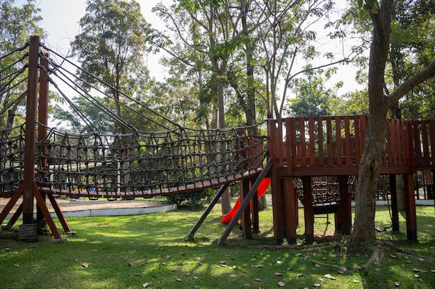 Parque infantil al aire libre con césped verde