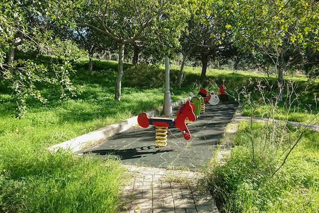 Parque infantil coberto com baloiços durante a quarentena de coronavírus no parque público