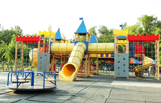 Parque infantil colorido en el parque