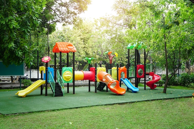 Foto parque infantil colorido en el patio del parque