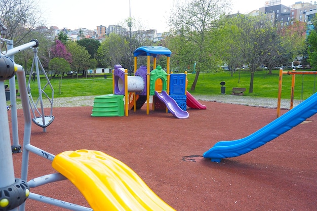 Parque infantil colorido vacío en el parque local