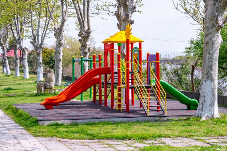 Foto parque infantil colorido vazio no parque. poti, geórgia