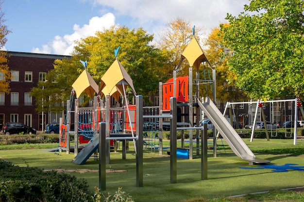 Parque infantil complejo de juegos infantiles en forma de castillo.