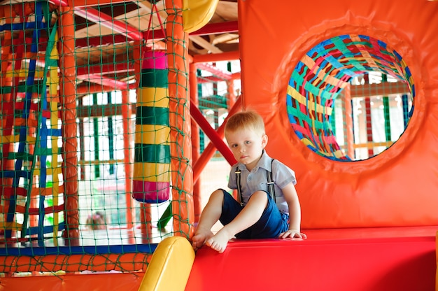 Parque infantil cubierto con bolas de plástico de colores para niños.