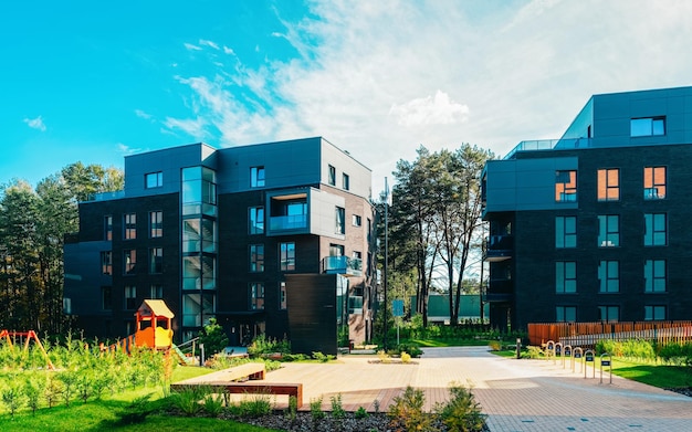 Parque infantil de Europa no complexo de edifícios residenciais. E instalações ao ar livre.