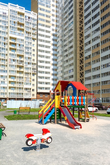 Parque infantil em uma nova área residencial da cidade