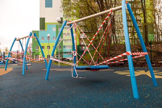 El parque infantil está cerrado debido a una pandemia y una epidemia