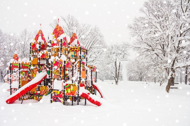 Parque infantil en forma de castillo de cuento de hadas durante una nevada en un parque de invierno