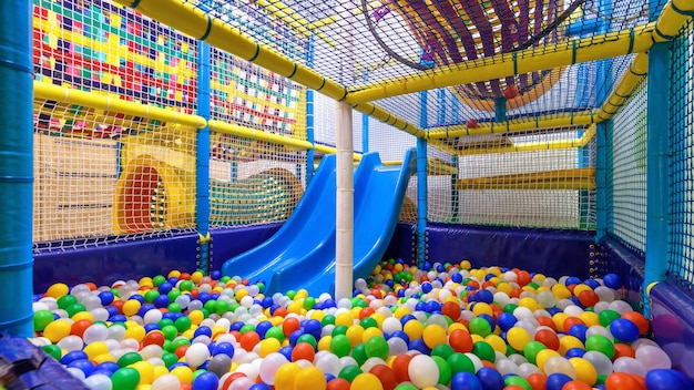 Parque infantil interior Bonito gimnasio de plástico para actividades en la sala de juegos