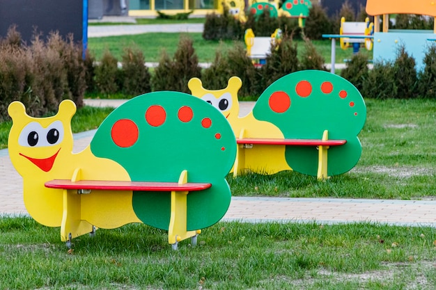 Parque infantil en un jardín de infantes o en un parque. Equipo de juego al aire libre moderno y luminoso para niños.