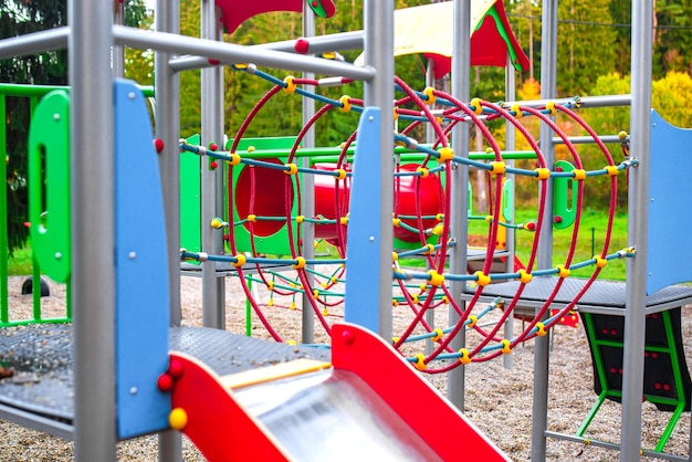 Foto parque infantil moderno colorido no pôr do sol