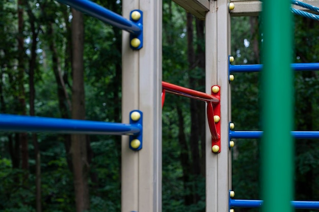 parque infantil para niños en la ciudad