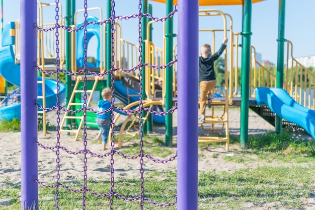 Foto parque infantil con niños jugando en verano