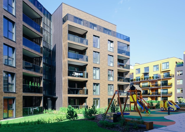 Parque infantil no complexo do bairro de edifícios residenciais. E instalações ao ar livre.