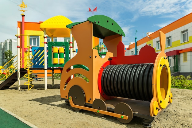 Parque infantil para jogos ao ar livre, jardim de infância.