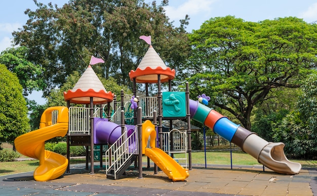 Foto parque infantil en el parque