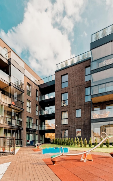 Parque infantil de la UE y arquitectura moderna del edificio de apartamentos. E instalaciones al aire libre.